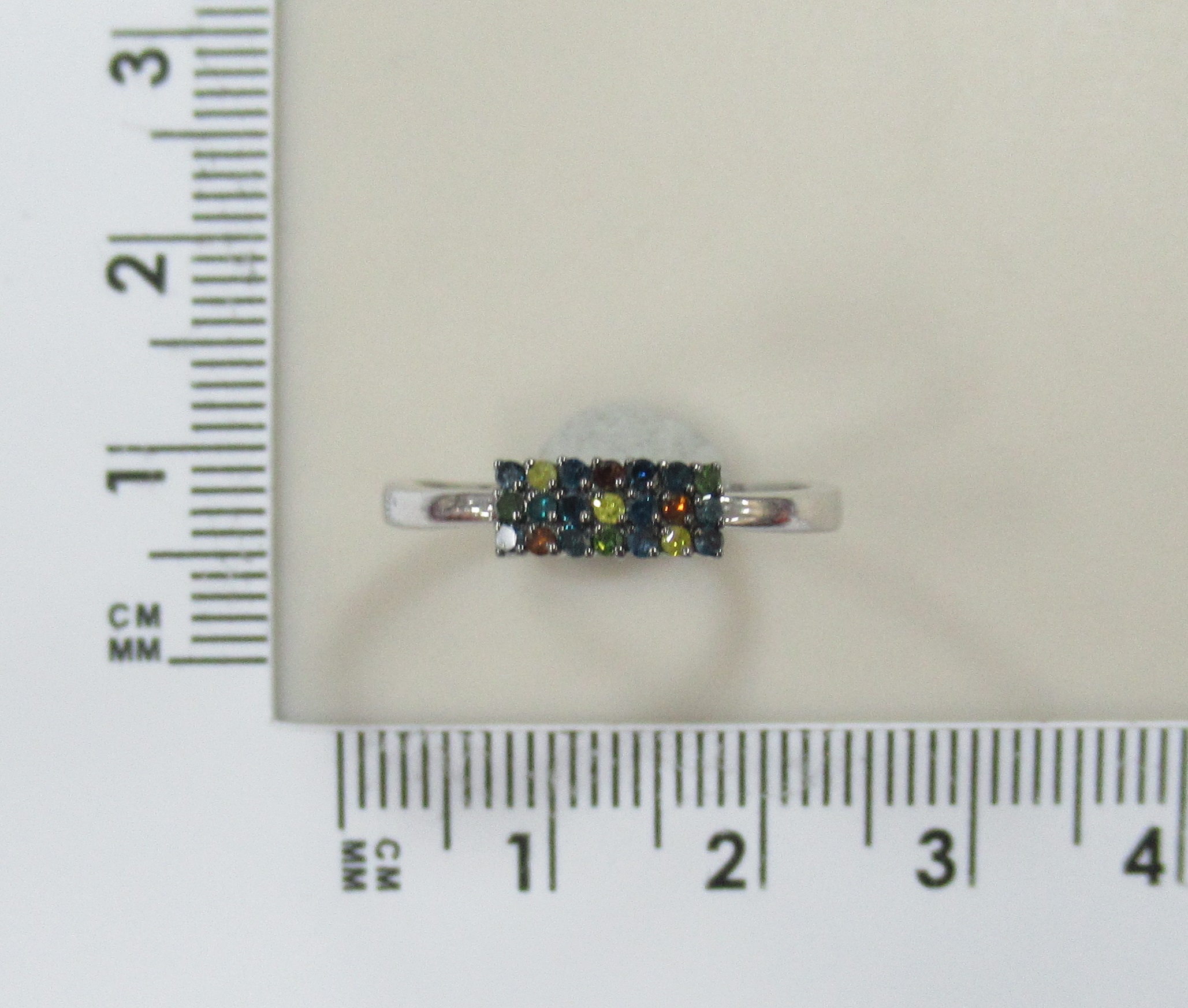 Серебряное кольцо с цветными бриллиантами